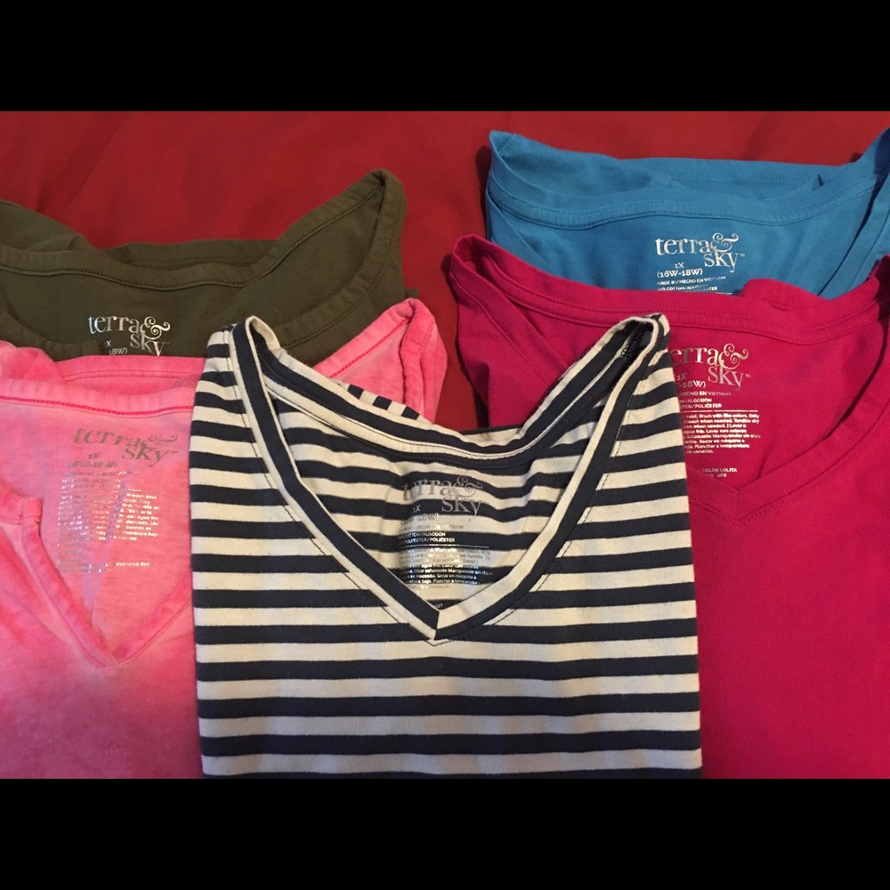 SOLD - 5 woman’s size 1x (16/18) T-shirts